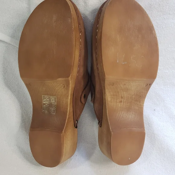 M&C Womens Brown Tan Clogs Suede Size 39 (US 8.5) Made In Spain Buckle Wood Heel - Picture 6 of 15